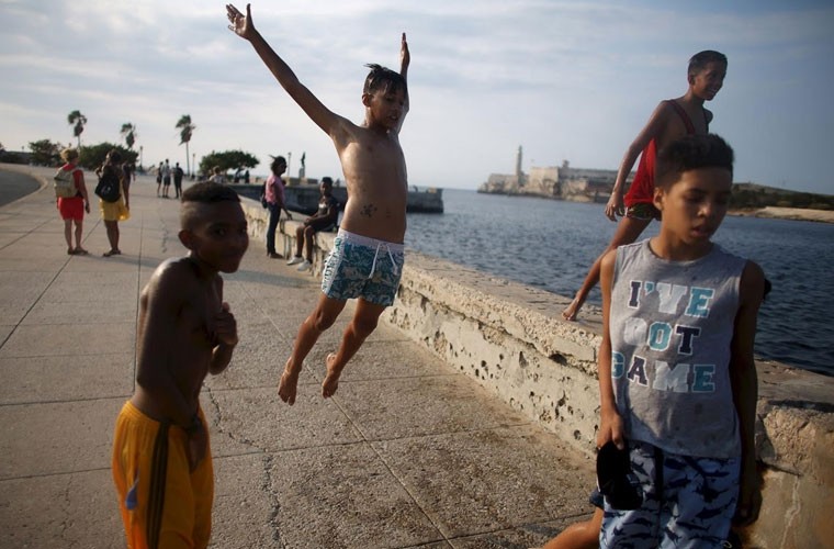 Các bé trai chơi đùa bên con đường ven biển ở Thủ đô La Habana.